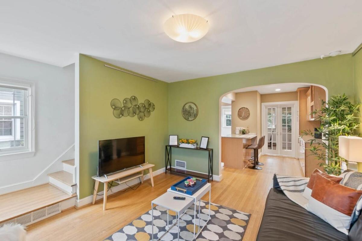 Beautiful 3br 2ba Colonial House By Cozysuites Сasa de vacaciones