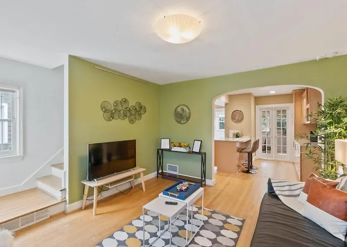 Beautiful 3Br 2Ba Colonial House By Cozysuites