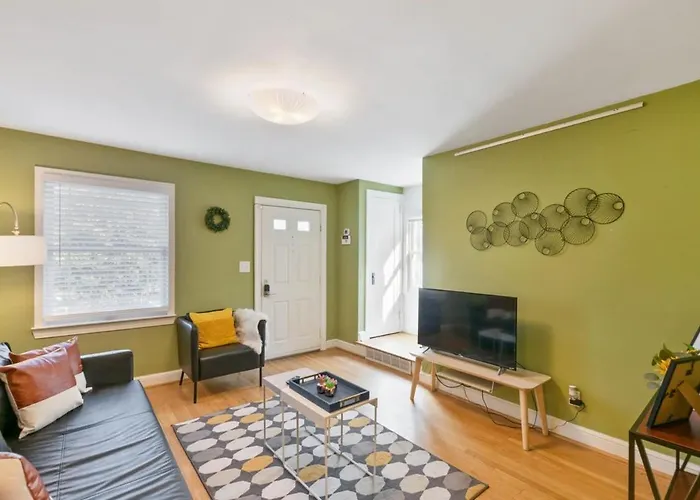 Beautiful 3Br 2Ba Colonial House By Cozysuites